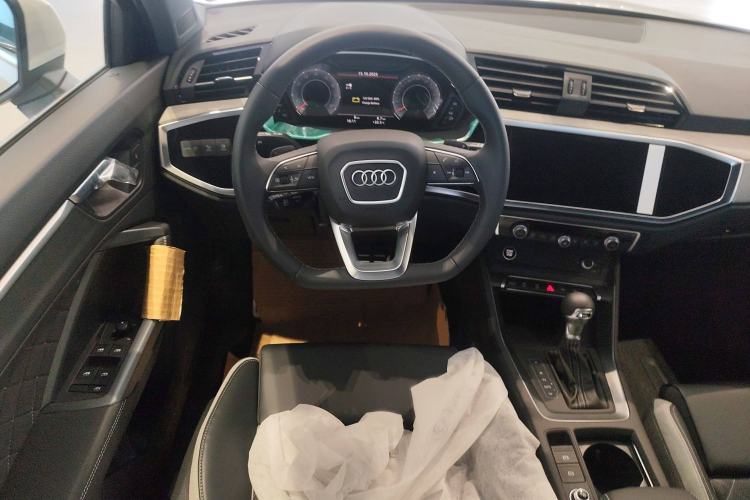 Used Audi Q3 2025 quattro 45th Anniversary Edition 40TFSI Fashionable and Dynamic Model Interior 5