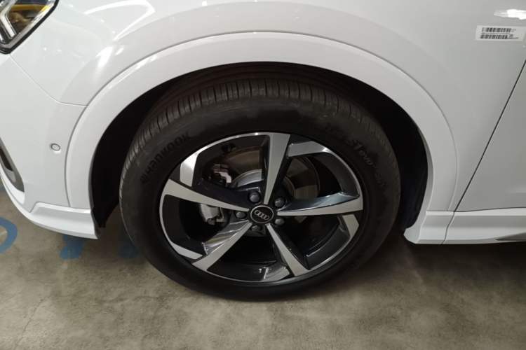 Used Audi Q3 2025 quattro 45th Anniversary Edition 35TFSI Fashionable and Dynamic Model Left Front Wheel Hub