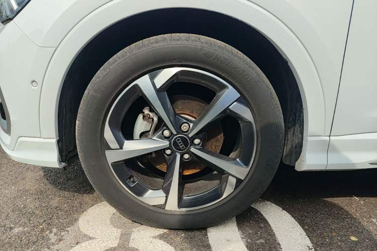 Used Audi Q3 2025 quattro 45th Anniversary Edition 35TFSI Fashionable and Dynamic Model Left Front Wheel Hub