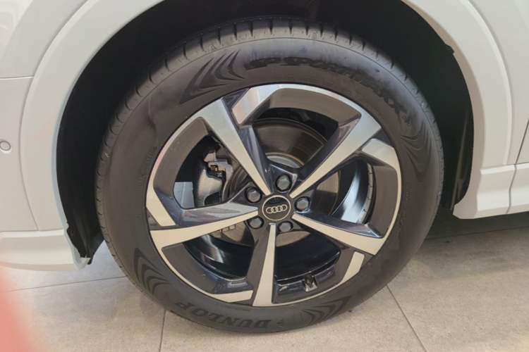 Used Audi Q3 2025 quattro 45th Anniversary Edition 35TFSI Progressive Dynamic Model Left Front Wheel Hub