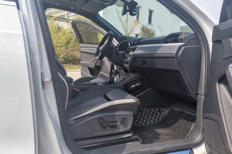 Used Audi Q3 2025 quattro 45th Anniversary Edition 35TFSI Fashionable and Dynamic Model Right Front Seat
