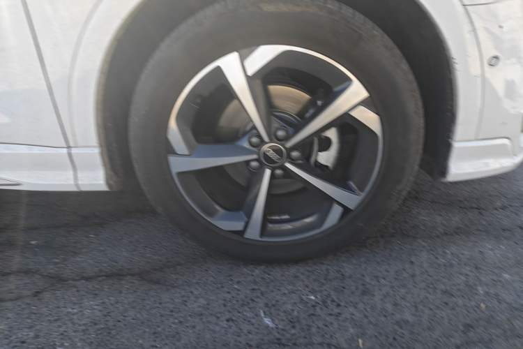 Used Audi Q3 2025 quattro 45th Anniversary Edition 35TFSI Fashionable and Dynamic Model Right Front Wheel Hub