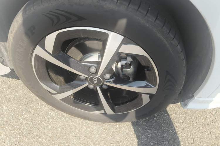 Used Audi Q3 2025 quattro 45th Anniversary Edition 35TFSI Progressive Dynamic Model Right Front Wheel Hub