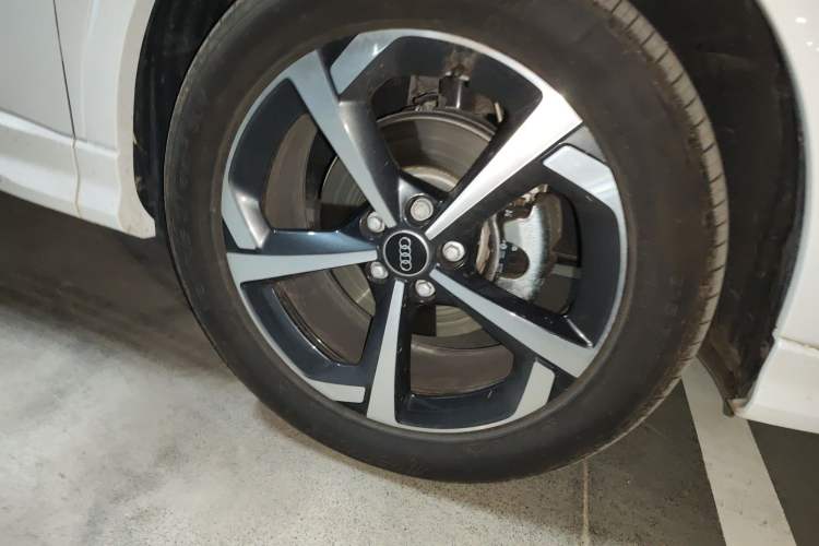 Used Audi Q3 2025 quattro 45th Anniversary Edition 35TFSI Fashionable and Dynamic Model Right Front Wheel Hub