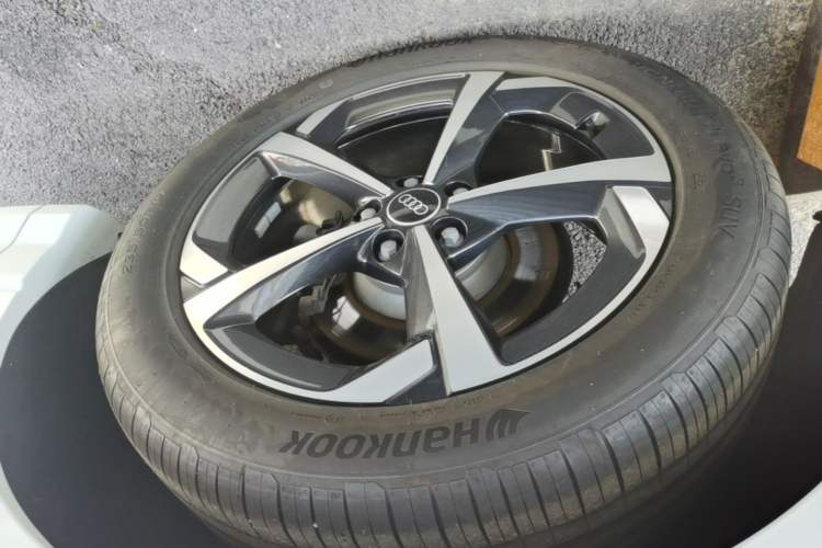 Used Audi Q3 2025 quattro 45th Anniversary Edition 35TFSI Fashionable and Dynamic Model Right Front Wheel Hub
