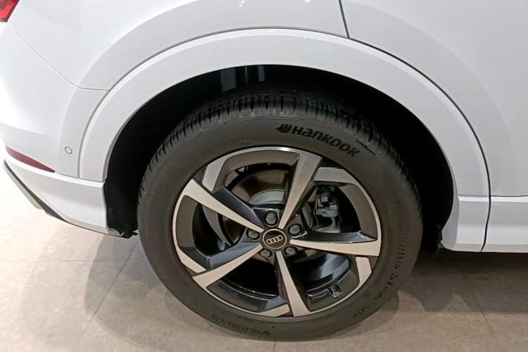 Used Audi Q3 2025 quattro 45th Anniversary Edition 35TFSI Fashionable and Dynamic Model Right Rear Wheel Hub