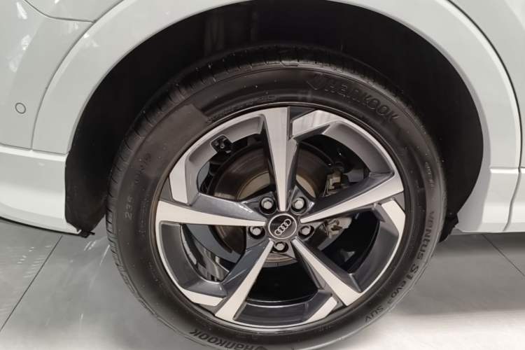 Used Audi Q3 2025 quattro 45th Anniversary Edition 35TFSI Fashionable and Dynamic Model Right Rear Wheel Hub