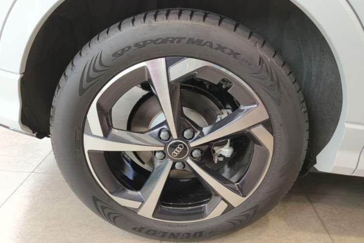 Used Audi Q3 2025 quattro 45th Anniversary Edition 35TFSI Progressive Dynamic Model Right Rear Wheel Hub