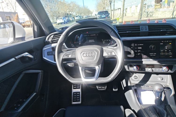 Used Audi Q3 2025 quattro 45th Anniversary Edition 35TFSI Fashionable and Dynamic Model Steering Wheel