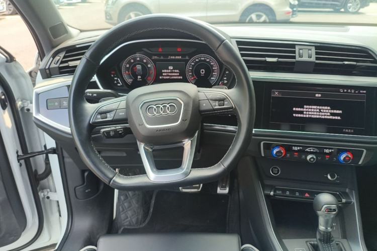 Used Audi Q3 2025 quattro 45th Anniversary Edition 40TFSI Fashionable and Dynamic Model Steering Wheel