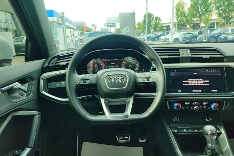 Used Audi Q3 2025 quattro 45th Anniversary Edition 35TFSI Fashionable and Dynamic Model Steering Wheel