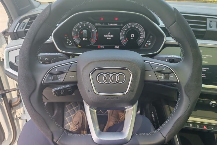 Used Audi Q3 2025 quattro 45th Anniversary Edition 35TFSI Fashionable and Dynamic Model Steering Wheel
