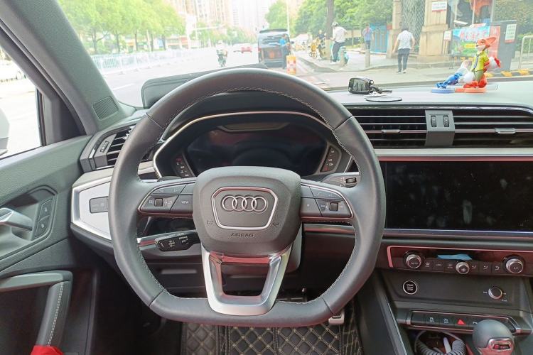 Used Audi Q3 2025 quattro 45th Anniversary Edition 35TFSI Fashionable and Dynamic Model Steering Wheel