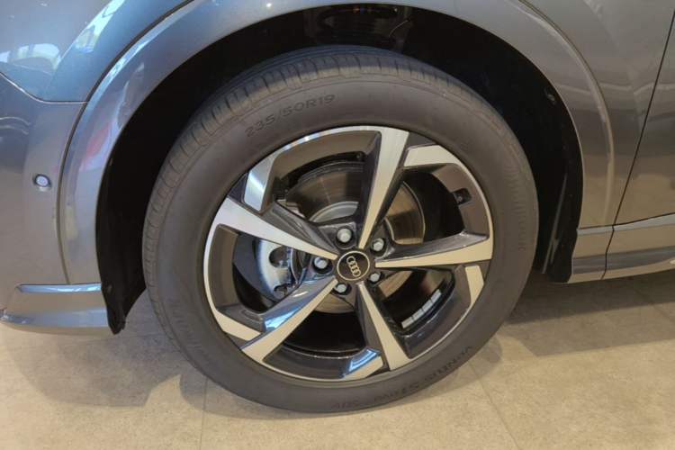 Used Audi Q3 2026 Model Range: quattro 45th Anniversary Collector’s Edition 35TFSI Fashion Dynamic Edition Left Front Wheel Hub