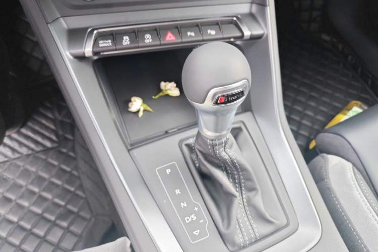 Used Audi Q3 2026 Model Range: quattro 45th Anniversary Collector’s Edition 35TFSI Fashion Dynamic Edition Gear Lever
