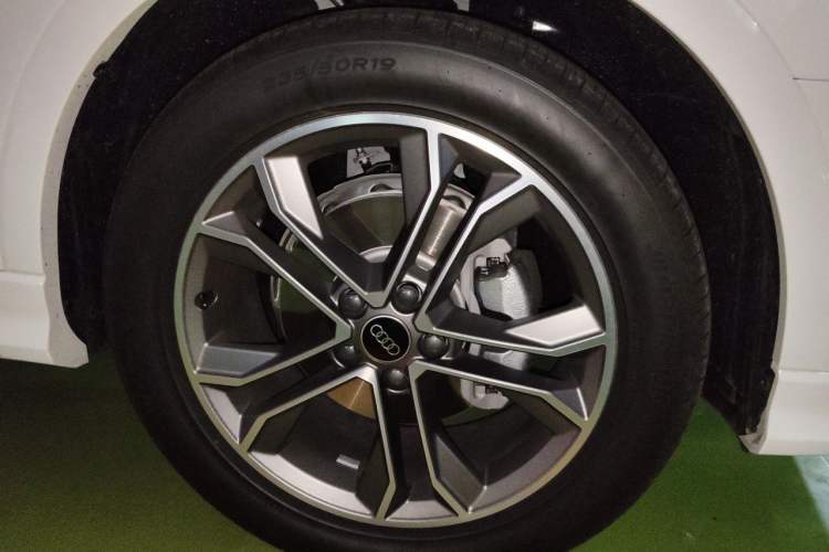 Used Audi Q3 2026 Quattro 45th Anniversary Edition, 40 TFSI, Stylish and Dynamic Model Right Front Wheel Hub