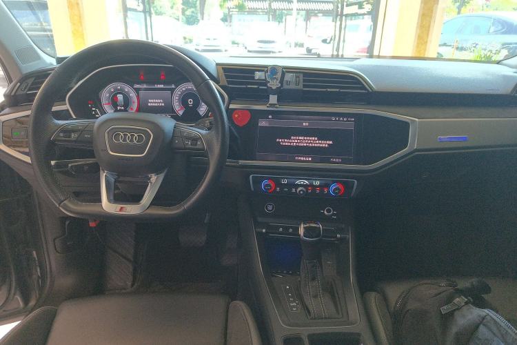 Used Audi Q3 Sportback 2022 40 TFSI Fashion Model Center Console