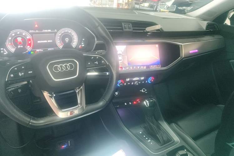 Used Audi Q3 Sportback 2022 40 TFSI Fashion Model Center Console