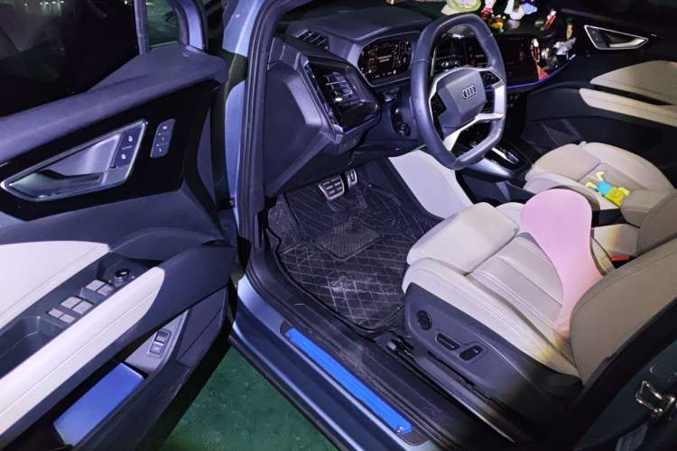 Used Audi Q4 e-tron 2022 40 e-tron First Edition Driver Seat