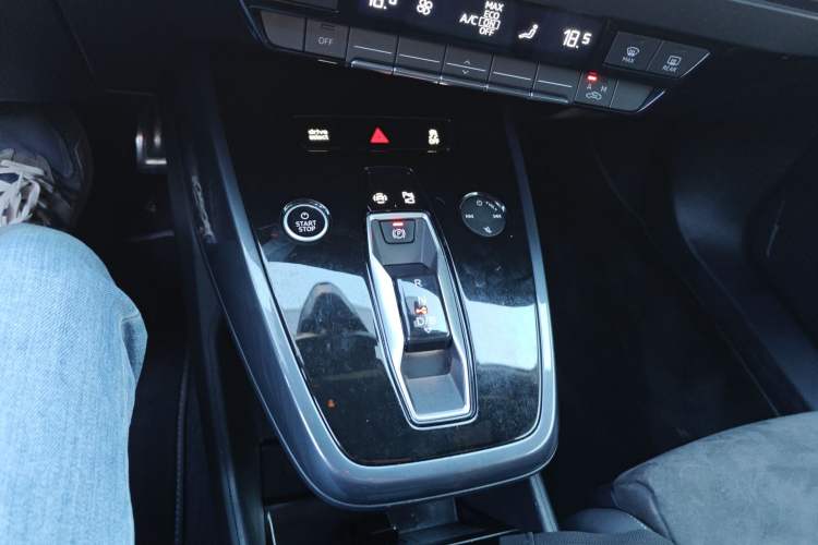 Used Audi Q4 e-tron 2022 50 e-tron quattro Visionary Edition Gear Lever