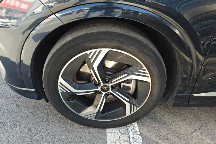 Used Audi Q4 e-tron 2022 50 e-tron quattro Visionary Edition Left Front Wheel Hub