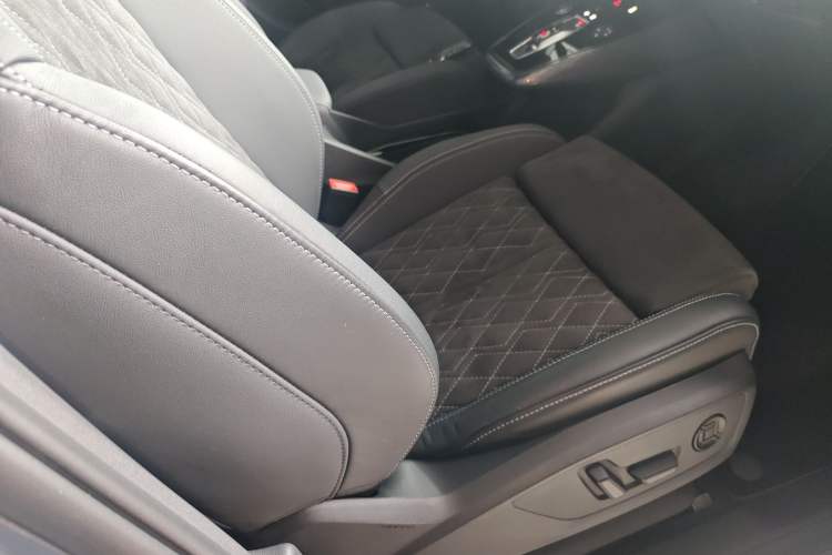 Used Audi Q4 e-tron 2022 50 e-tron quattro Creation Edition Right Front Seat