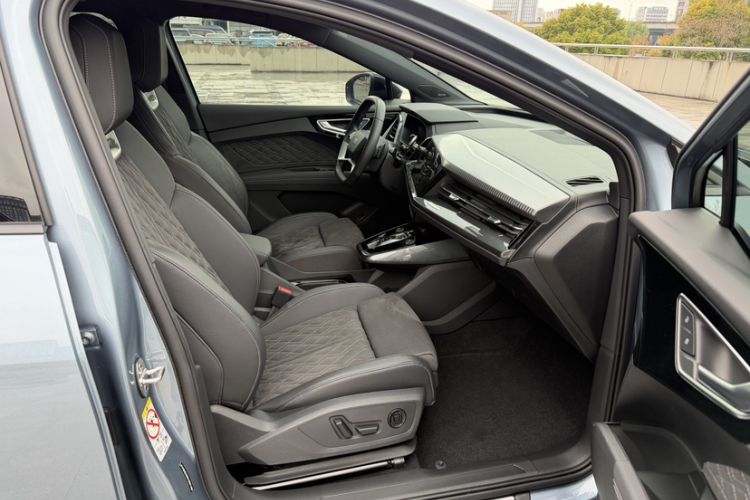 Used Audi Q4 e-tron 2022 50 e-tron quattro Creation Edition Right Front Seat
