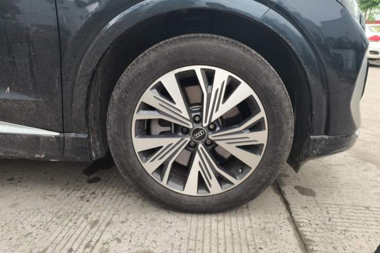 Used Audi Q4 e-tron 2022 40 e-tron Adventure Edition Right Front Wheel Hub
