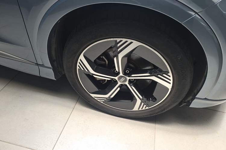 Used Audi Q4 e-tron 2022 50 e-tron quattro Visionary Edition Right Front Wheel Hub
