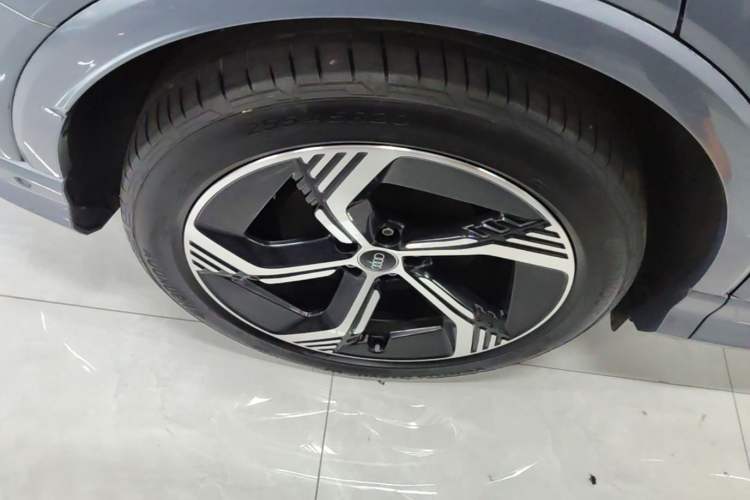 Used Audi Q4 e-tron 2022 50 e-tron quattro Visionary Edition Right Rear Wheel Hub