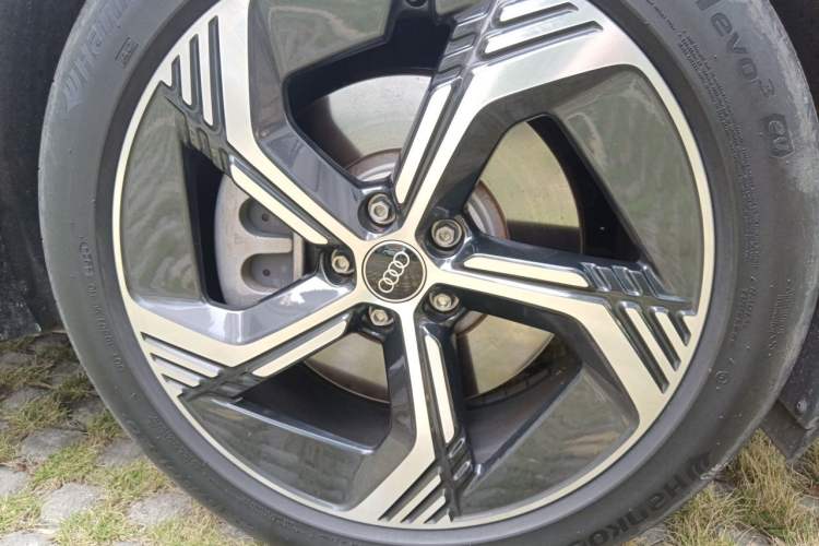 Used Audi Q4 e-tron 2022 40 e-tron Boundary Edition Right Front Wheel Hub