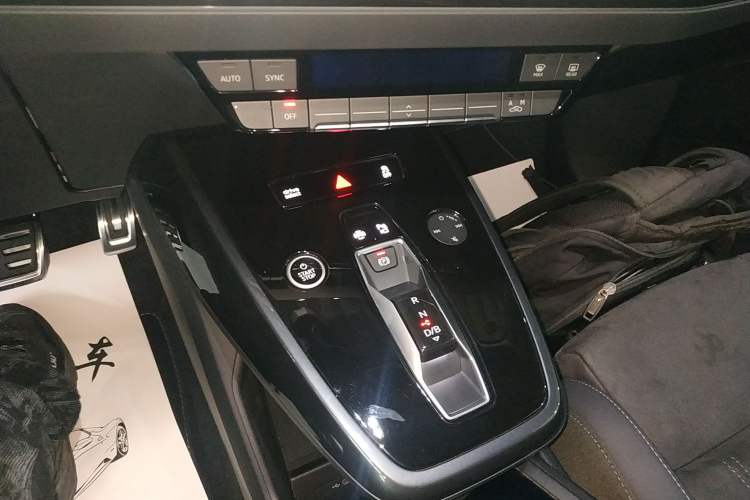 Used Audi Q4 e-tron 2022 50 e-tron quattro Visionary Edition Gear Lever