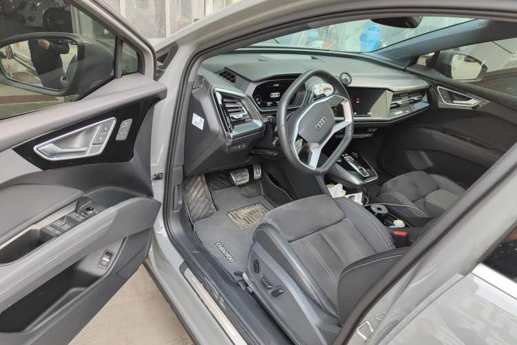 Used Audi Q4 e-tron 2022 50 e-tron quattro Visionary Edition Interior 2