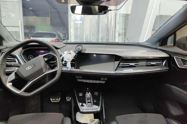 Used Audi Q4 e-tron 2022 50 e-tron quattro Visionary Edition Interior 3