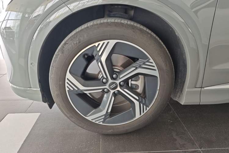 Used Audi Q4 e-tron 2022 40 e-tron Boundary Edition Left Front Wheel Hub