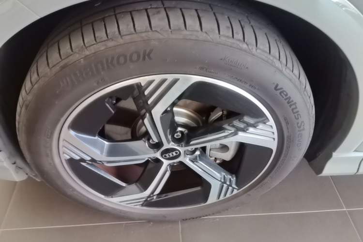 Used Audi Q4 e-tron 2022 40 e-tron Boundary Edition Left Front Wheel Hub