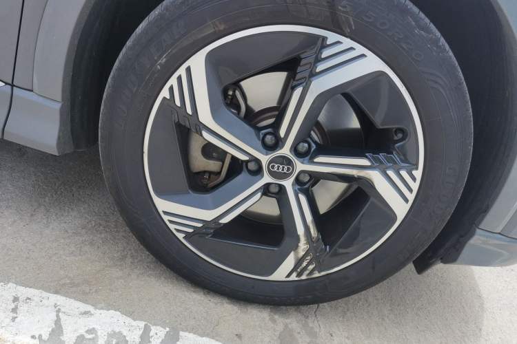 Used Audi Q4 e-tron 2022 50 e-tron quattro Visionary Edition Right Front Wheel Hub