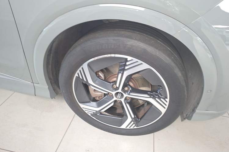 Used Audi Q4 e-tron 2022 40 e-tron Boundary Edition Right Front Wheel Hub