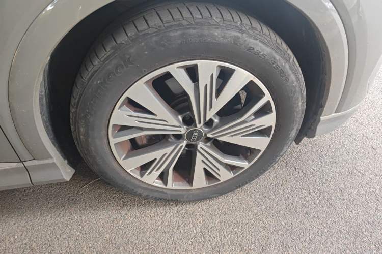 Used Audi Q4 e-tron 2022 40 e-tron Adventure Edition Right Front Wheel Hub