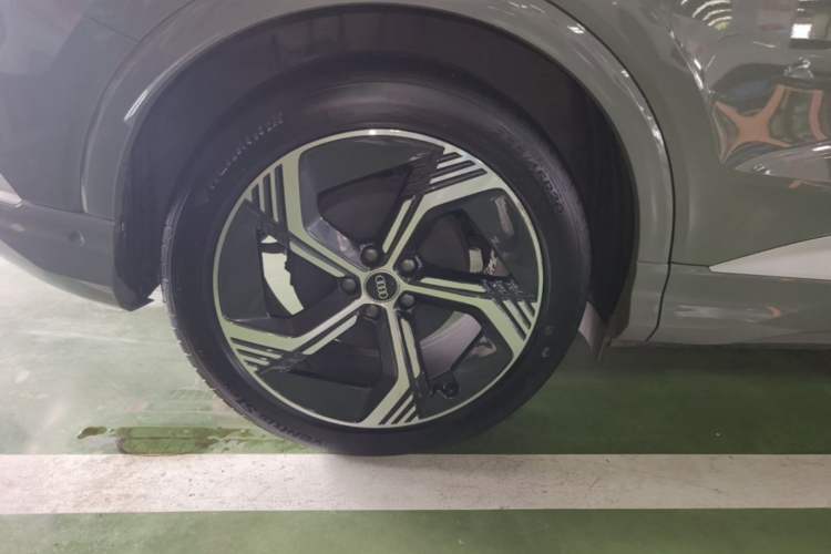 Used Audi Q4 e-tron 2022 40 e-tron Boundary Edition Right Rear Wheel Hub