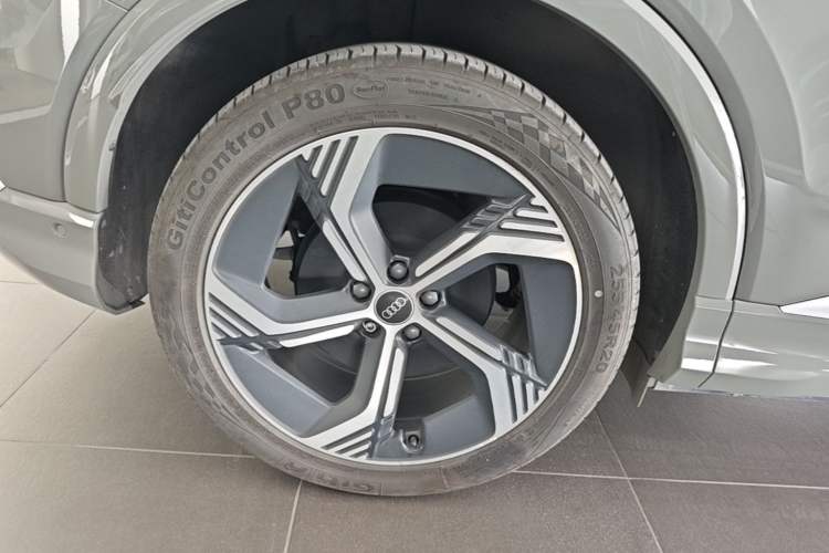 Used Audi Q4 e-tron 2022 40 e-tron Boundary Edition Right Rear Wheel Hub