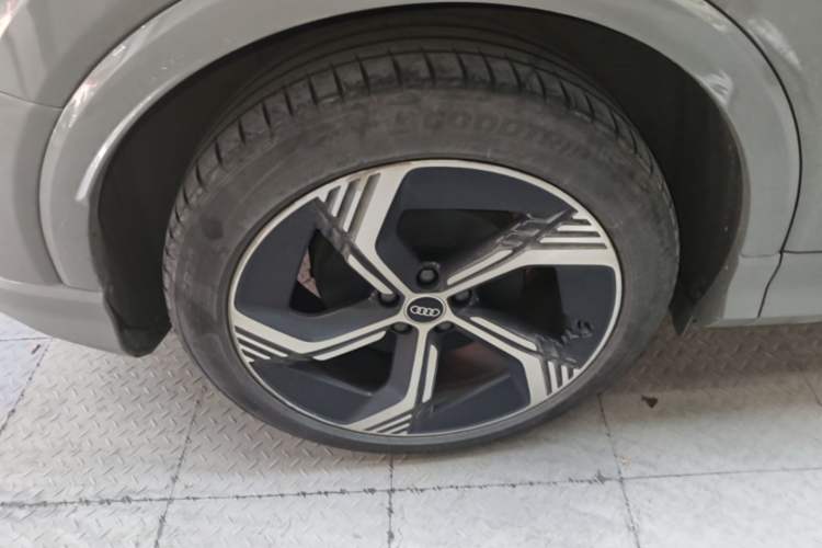 Used Audi Q4 e-tron 2022 50 e-tron quattro Visionary Edition Right Rear Wheel Hub