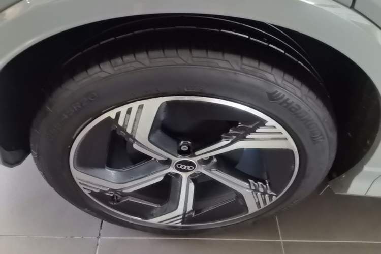 Used Audi Q4 e-tron 2022 40 e-tron Boundary Edition Right Rear Wheel Hub