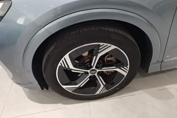 Used Audi Q4 e-tron 2022 40 e-tron Boundary Edition Left Front Wheel Hub