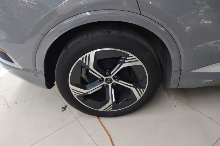 Used Audi Q4 e-tron 2022 40 e-tron Boundary Edition Right Rear Wheel Hub