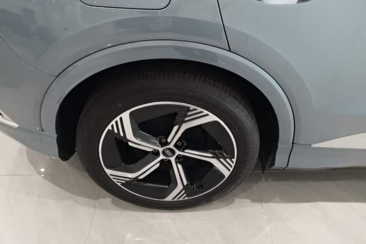 Used Audi Q4 e-tron 2022 40 e-tron Boundary Edition Right Rear Wheel Hub