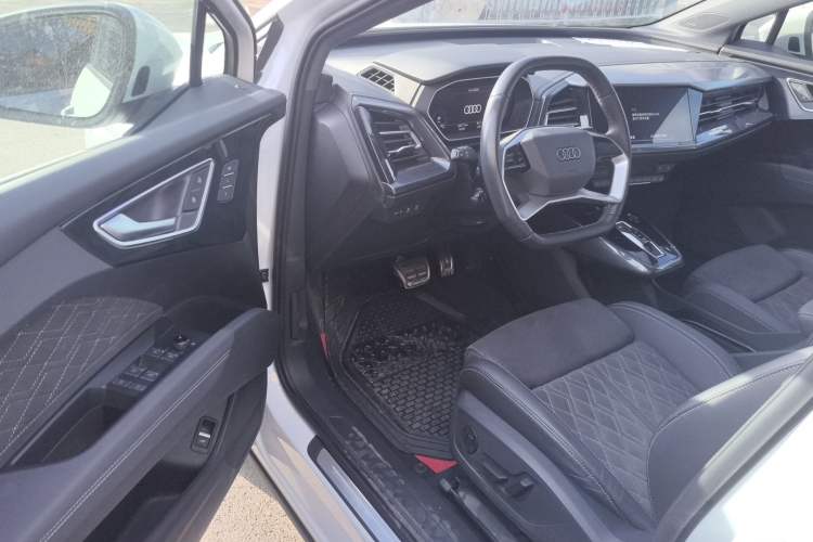 Used Audi Q4 e-tron 2022 50 e-tron quattro Creation Edition Driver Seat