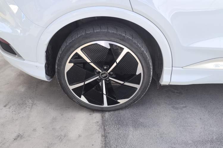 Used Audi Q4 e-tron 2022 50 e-tron quattro Creation Edition Exterior 5