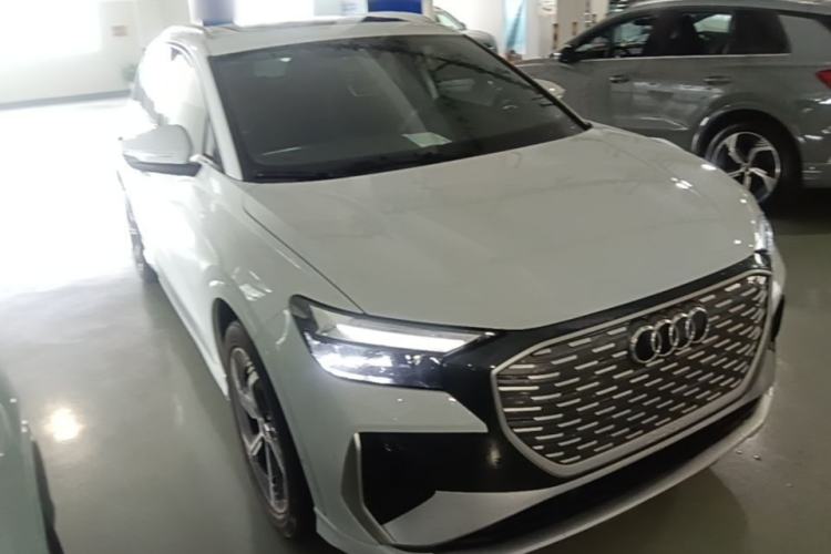 Used Audi Q4 e-tron 2022 40 e-tron First Edition Front Right 45 Deg