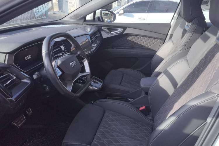 Used Audi Q4 e-tron 2022 50 e-tron quattro Creation Edition Left Front Seat